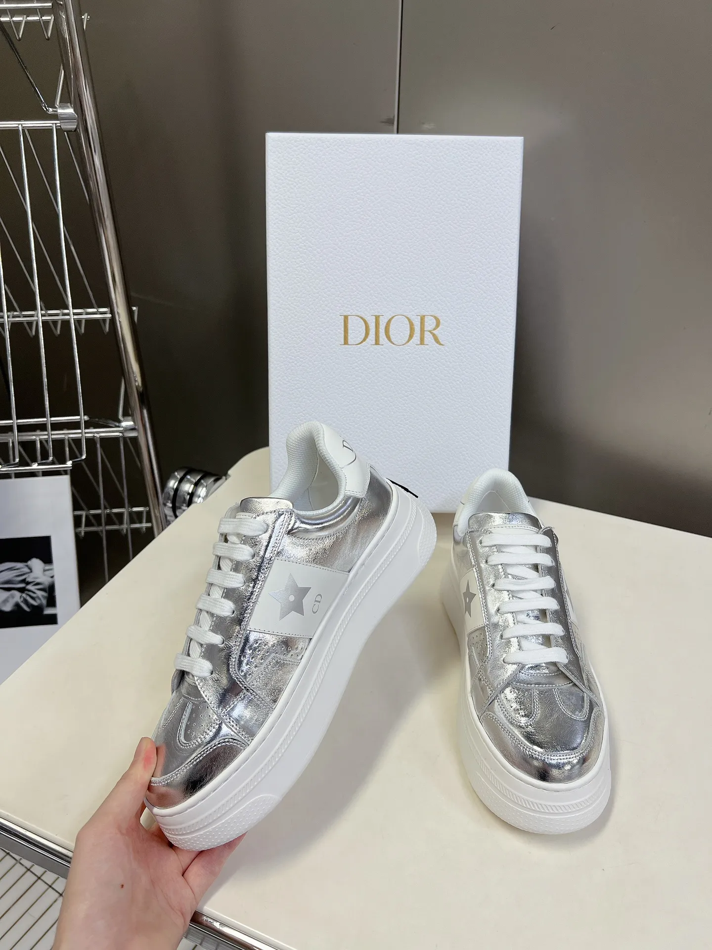 👟👟Ex-factory price 640👟👟 Dior's new platform shoes thick-soled casual shoes. Purchased and developed from Taikoo Hui RMB 16,400. These Dior Star sneakers continue the timeless silhouette and are carefully made of cow leather, so they are particularly comfortable on the feet. They are decorated with tonal suede panels and metal stars to decorate the lace eyelets to enhance the style. The lightweight style is matched with the "Christian Dior" logo thin sole, suitable for all seasons, and can be matched with all kinds of casual looks to add a finishing touch. Classic and super durable. The upper is stitched with cowhide. The original IP outsole height is 4CM. Size: 35-41. A full set of counter synchronized gift boxes 💝 packaging